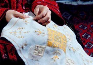 پوشاک ایرانی با صنایع دستی پیوند می‌خورد
