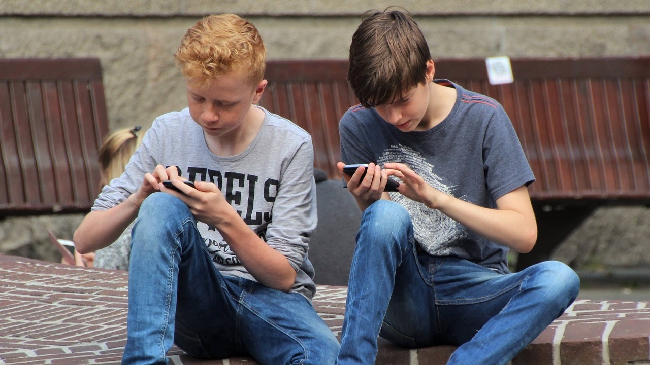 افزایش سن مجاز استفاده از شبکه‌های اجتماعی در انگلیس