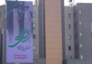 نصب دیوارنگاره رئیس جمهور شهید بر ساختمان مرکزی شهرداری منطقه ۱۰