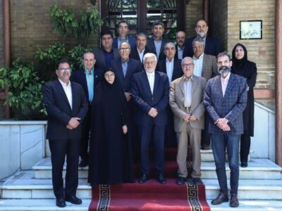 تاکید عارف بر اهمیت تغییر سیاست‌ها در راستای الگوسازی برای نسل جوان