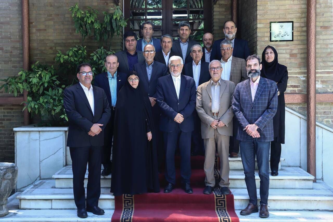 تاکید عارف بر اهمیت تغییر سیاست‌ها در راستای الگوسازی برای نسل جوان