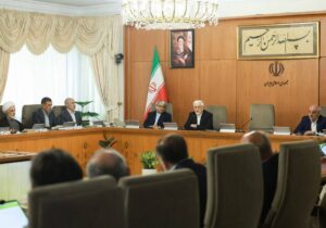 عارف: ایران در راهبرد توسعه علم و فناوری از کسی دستور نمی‌گیرد