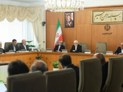 عارف: ایران در راهبرد توسعه علم و فناوری از کسی دستور نمی‌گیرد
