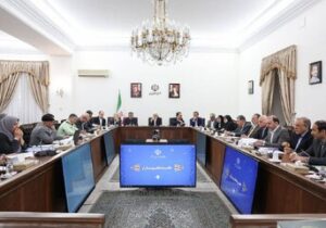 عارف:برای انجام وظیفه بهتر باید از گذشته درس بگیریم/ضرورت توجه بیشتر به ابعاد شخصیتی امام
