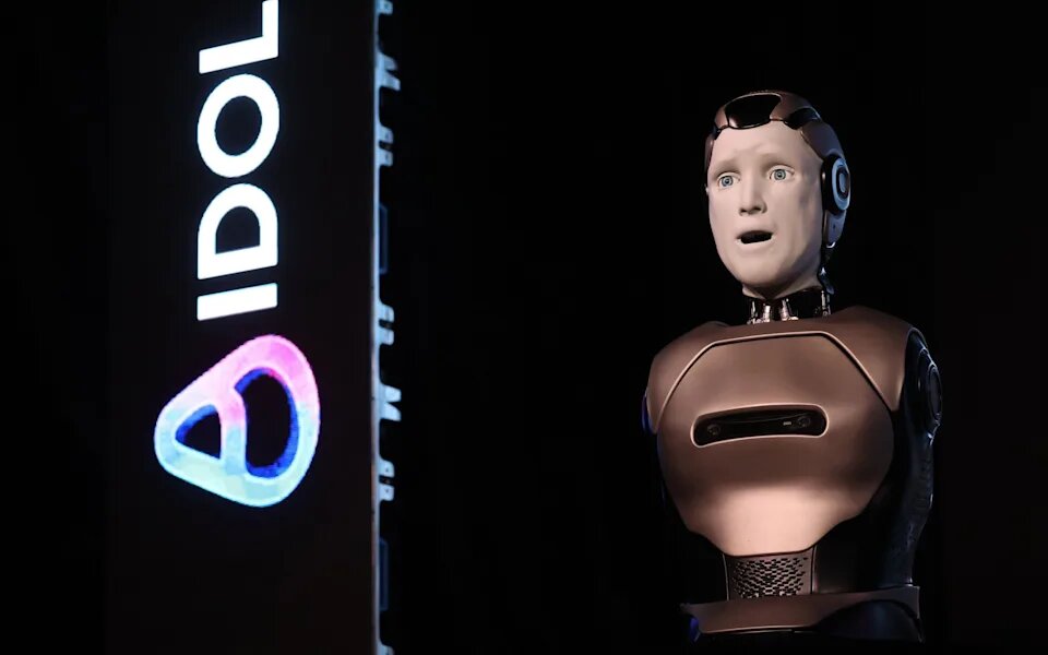 ربات انساننمای روسی در نخستین نمایش از کار افتاد ربات انساننمای روسی در نخستین نمایش از کار افتاد