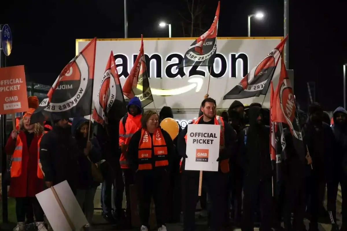 کارمندان آمازون همزمانبا جشنواره بزرگ بلک فرایدی دست به اعتصاب زدند کارمندان آمازون همزمانبا جشنواره بزرگ بلک فرایدی دست به اعتصاب زدند